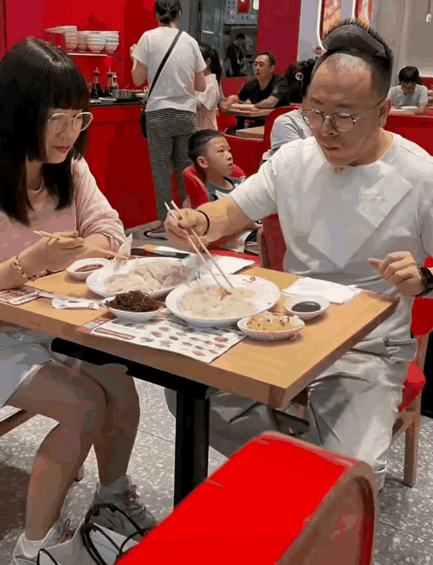 微风吹翻了男友的假发，女友在想要不要离开他！
相亲成功后，两人第一次相约去吃饺子