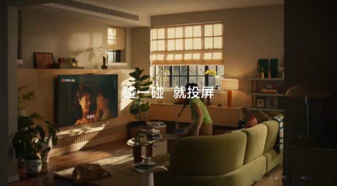 华为新机广告里有小巷人家  电视剧小巷人家 哈哈，这华为的新广告真是绝了，小巷风