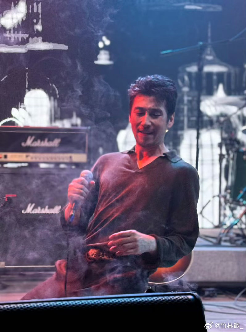 退圈10年的顶流歌手满江杀回来了魔力歌先生满江一出来也太有范儿了！副歌一响起直接