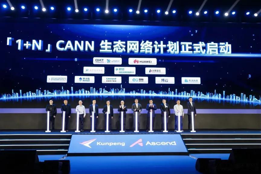 华为昇腾81.2万张AI芯片的出货量，以及它占据国产市场49.2% 的份额。这确