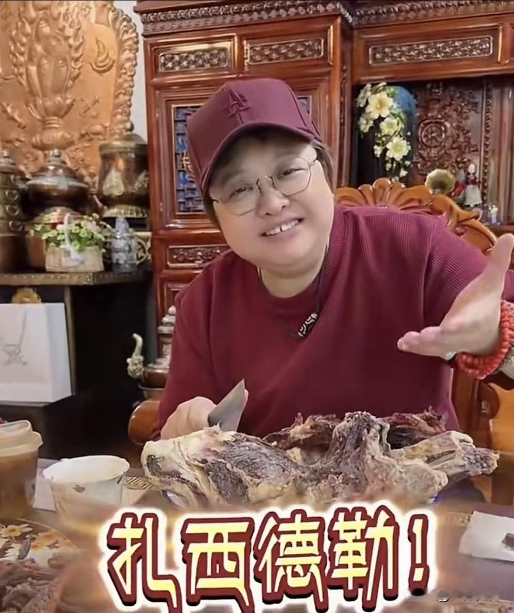 心宽体胖，吃喝无忧！
    从这些照片可以看出，美食对于韩红有着很大的诱惑力。
