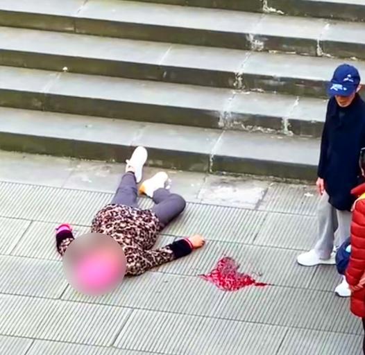 【事发乐山！老人摔倒后血流不止，他冲了上去】乐山社会正能量超话日常生活身边事急救