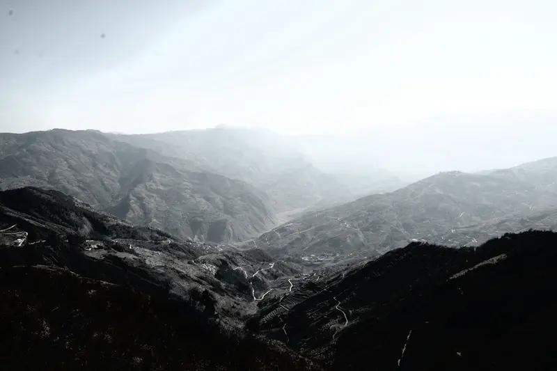 小时候家里穷，住在大山深处，吃的粮食都是父母辛苦种出来的。