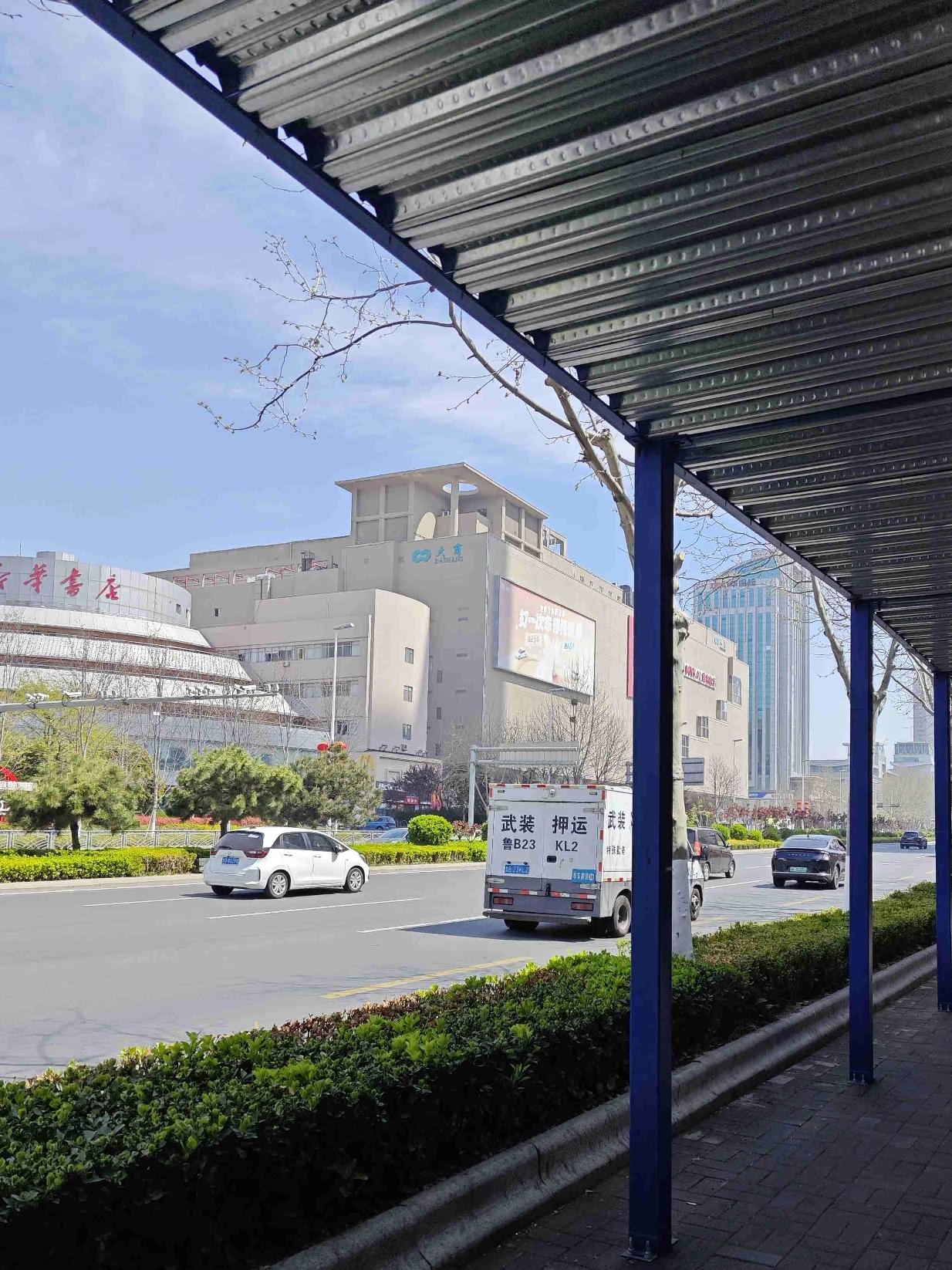 看天气预报，岛城气温11~18°C，体感温度14°C。而“JM”这边的气温则是1