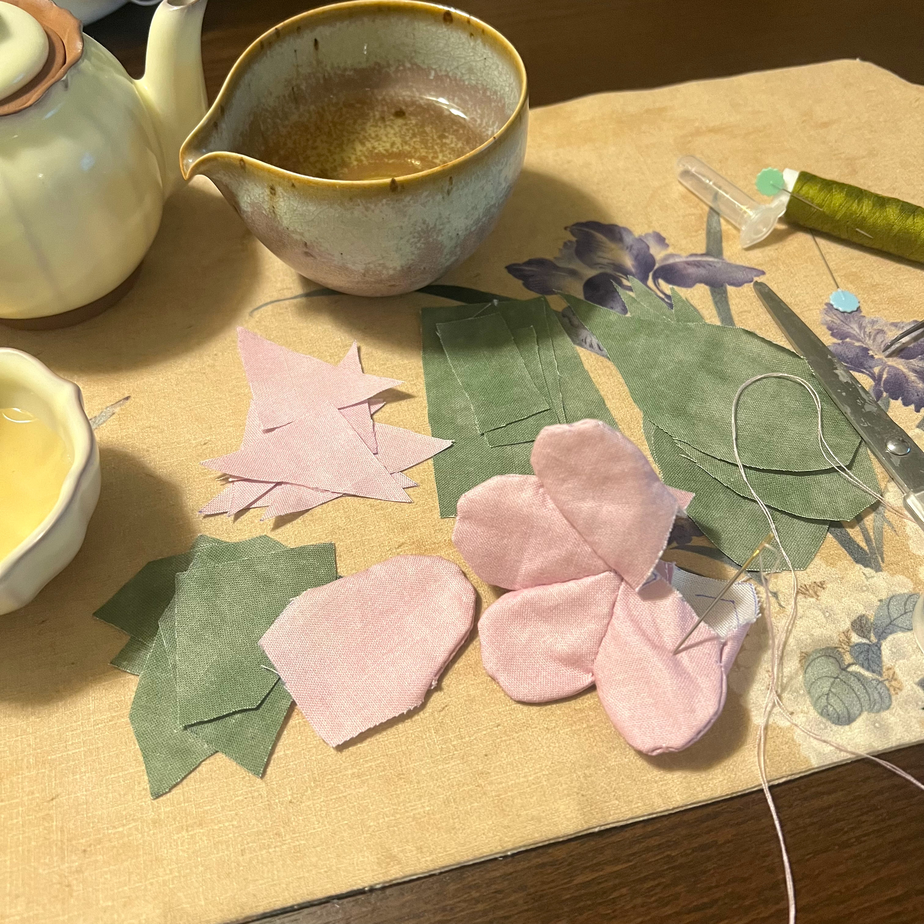 下雨天的端午宅家小手工，是个樱花香包。（长指甲太耽误干活了）。新做了一套汉服主题
