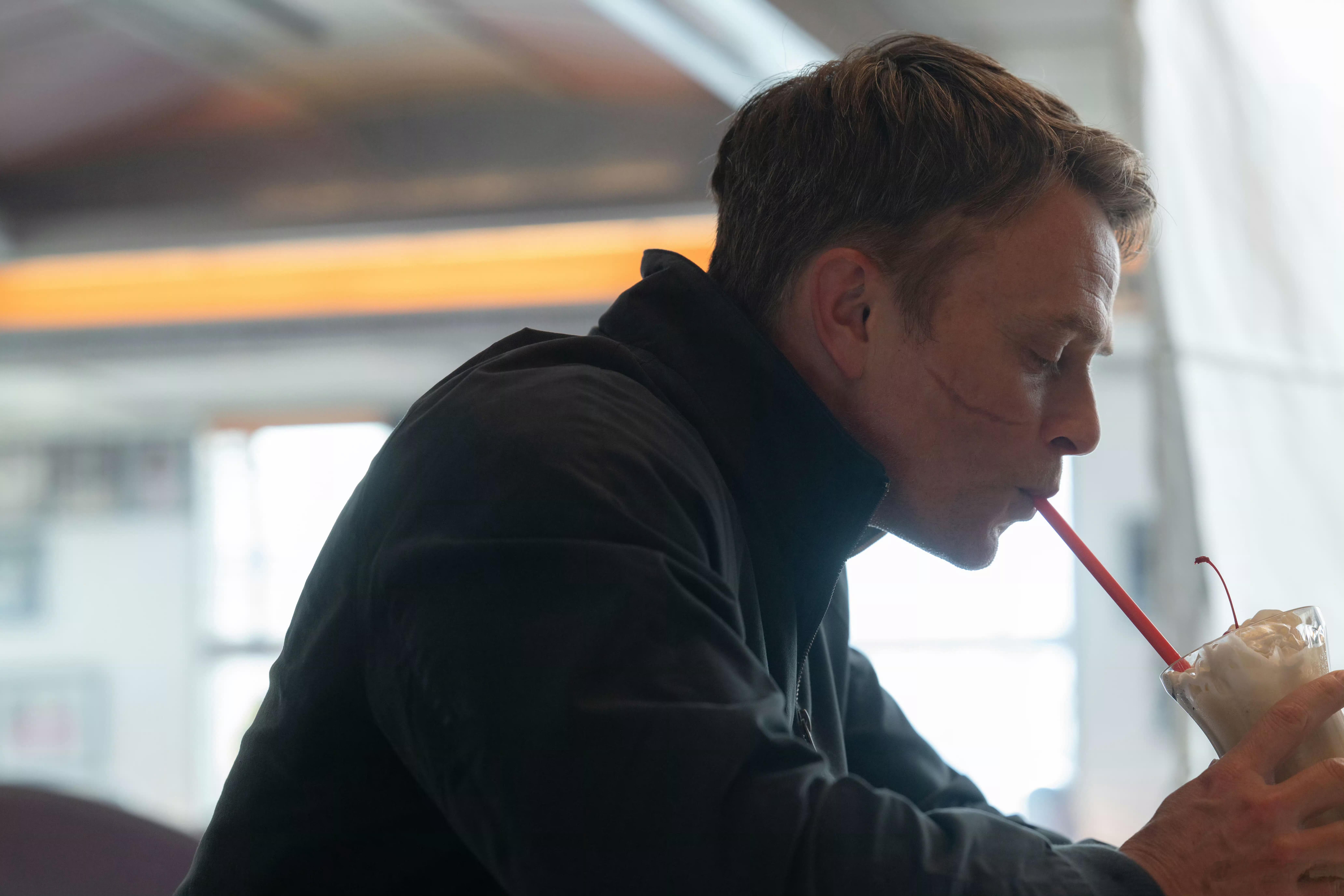 《夜魔侠:重生 》第二季第4集发布一张靶眼喝香蕉奶昔新剧照！！这一集目前IMDb