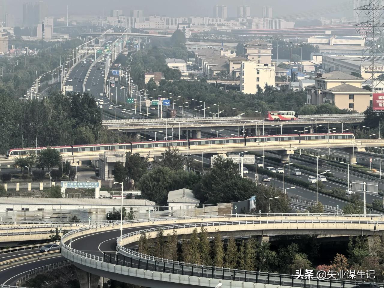 
一副简单的图片，包含了许多内容
这里是徐州东枢纽，高铁地铁高速国道在此相汇。