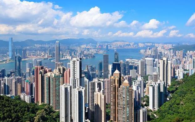 仅仅5年时间，香港就被新加坡远远甩开。
 
2019年，两地GDP差距还只有68
