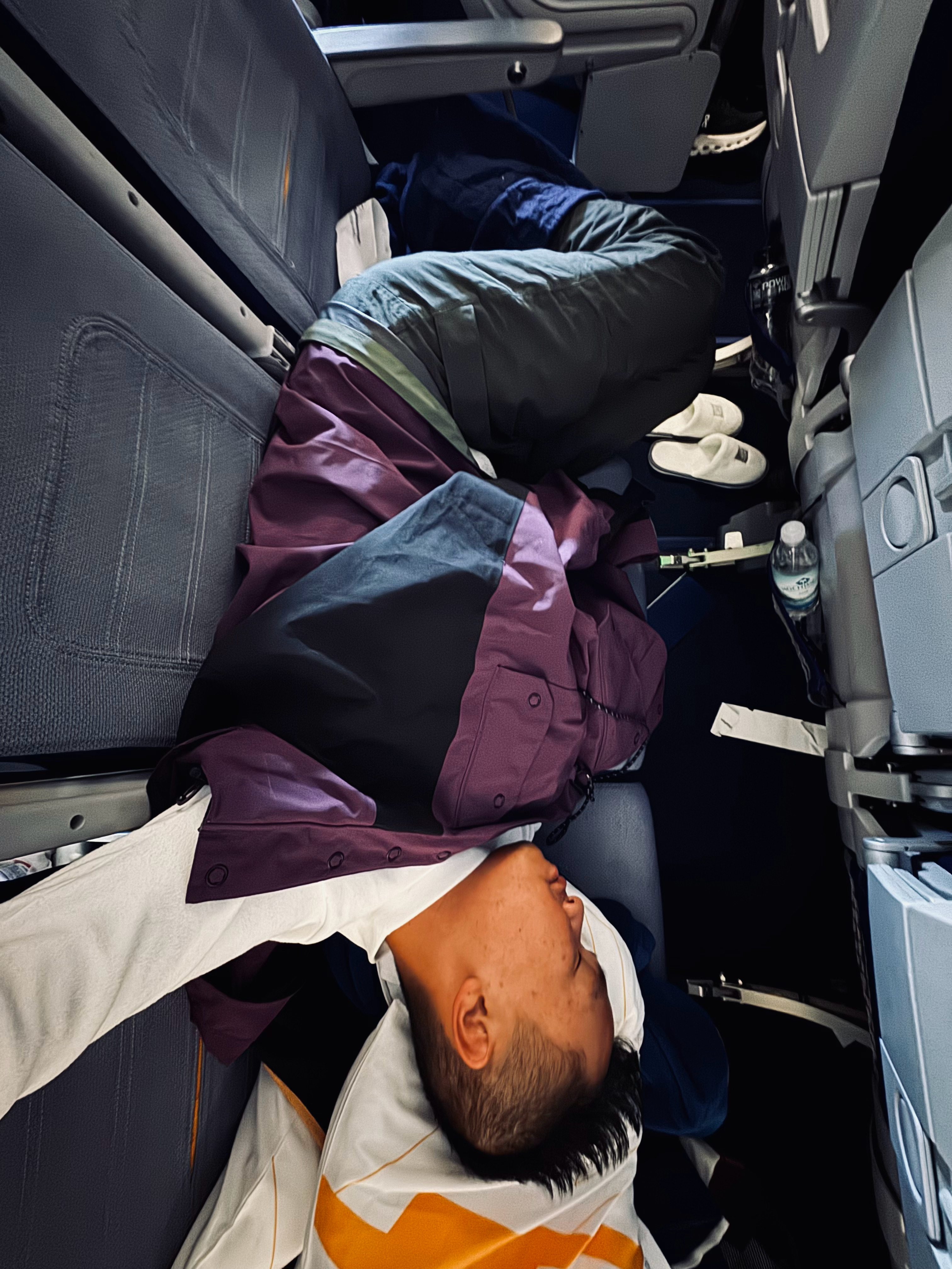 一整天都没吃过东西，就喝了点水和电解质。[融化]汉莎航空待我不薄，去程坐第一排，