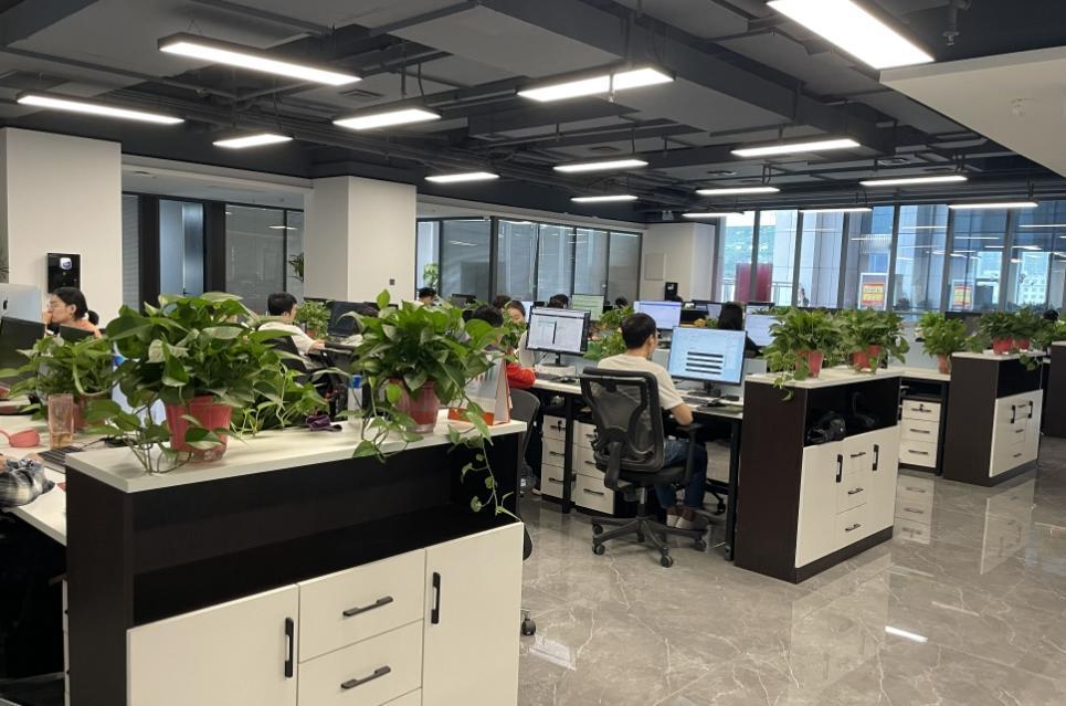 上周，部长过40岁生日，事先给我们公司每人发了请帖，叫我们一定要去喝酒。她前脚刚