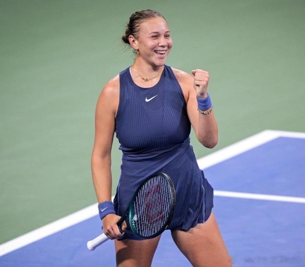 阿尼西莫娃 🇺🇸击败克里斯蒂安 🇷🇴6-4 4-6 6-2那是一场战斗。