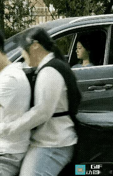 红绿灯前的一幕，
女司机的笑藏着多少成年人的秘密？
 
   路口偶遇的一幕直接