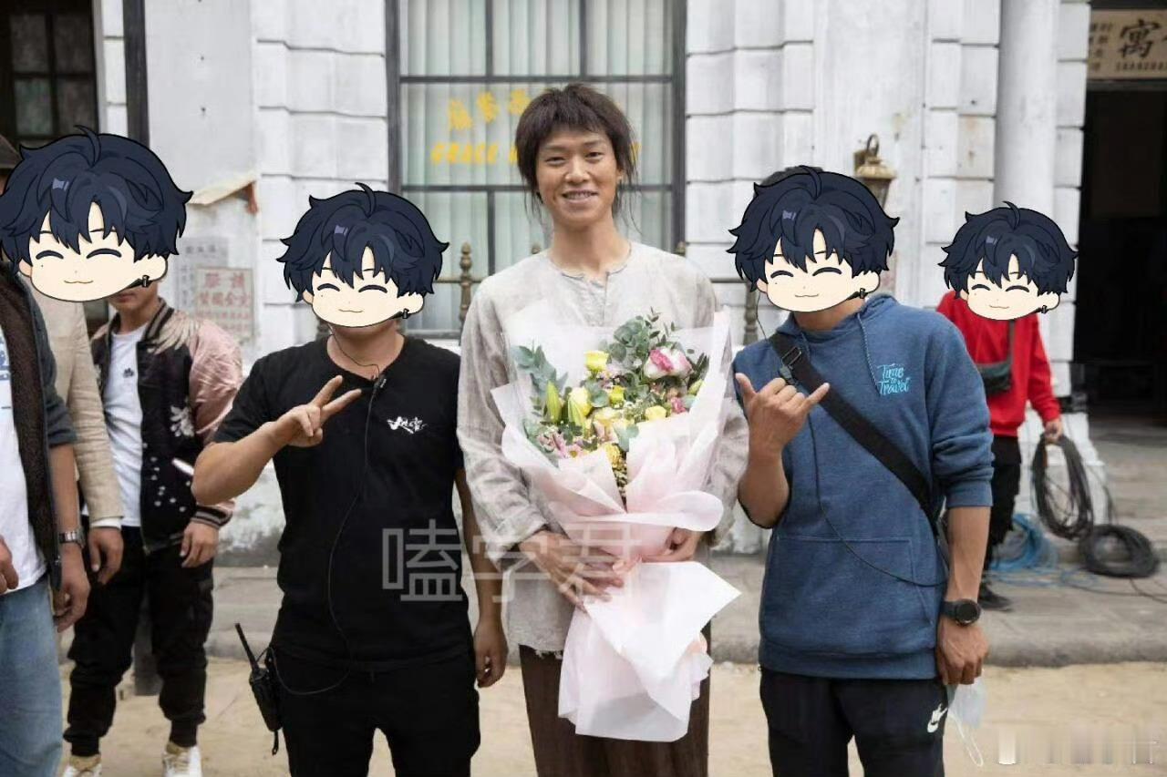 #魏大勋和剧组工作人员合照##差点没认出来魏大勋# 我勒个大勋！这是啥角色？太接