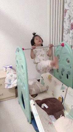 俺嘞乖乖，这3岁小妮儿也太厉害了吧😂
单杠倒挂丝毫不怯场，一字马轻轻松松拿捏，