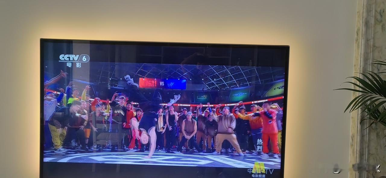 特朗普访华之际！CCTv6播放电影名“热烈”。一群美国年轻人热舞，街舞为主导各种