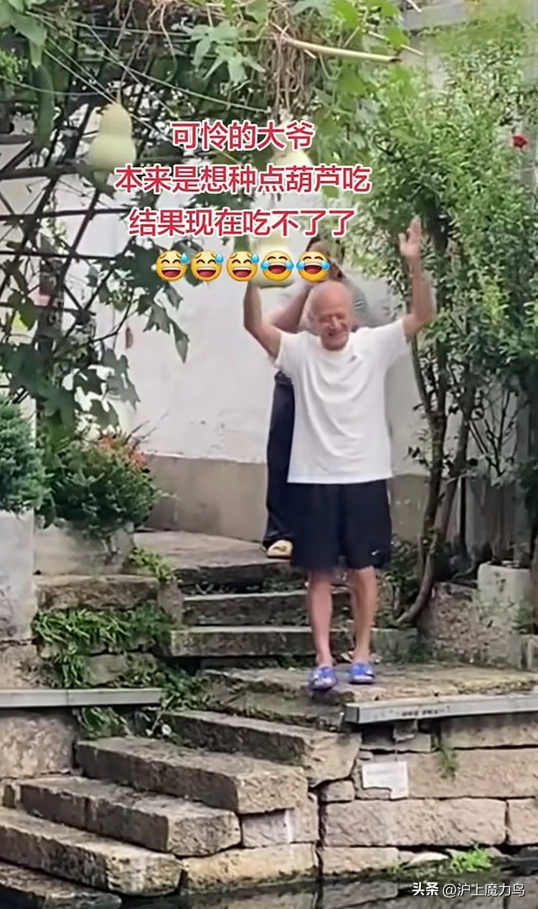 网友们纷纷来这位大爷家拍照，因为他家的葫芦有七个，真的是葫芦娃家庭。
     