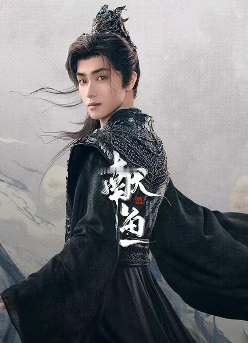 高寒献鱼古装高马尾少年侠气 当高寒在《献鱼》中以古装高马尾造型亮相，那股少年侠气