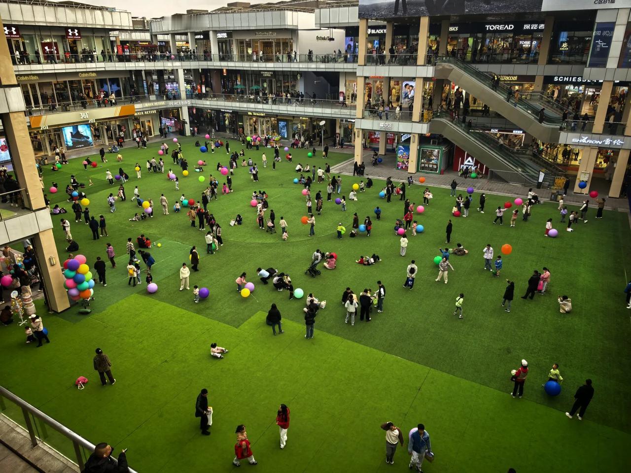 良乡首创奥莱的“室内草坪”真的太懂怎么首创奥特莱斯超大的室内人造草坪成了欢乐的海