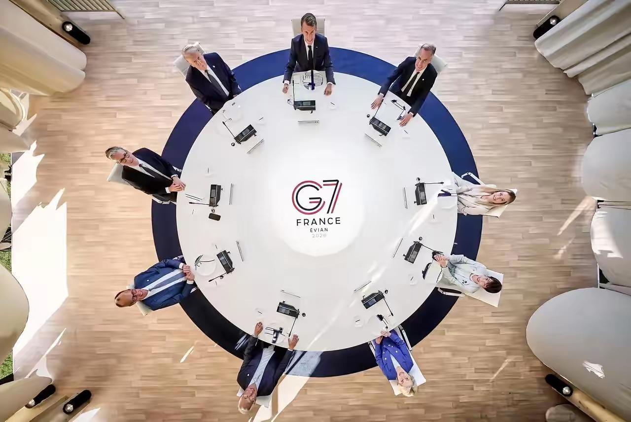 G7的这张照片很诡异，好像是法兰西的丧钟。