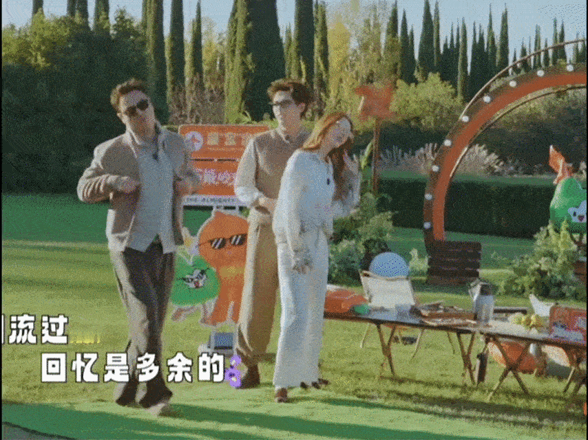 王安宇你快从沈腾身上下来 节目里腾哥的舞蹈动作满是王安宇的影子，连贾冰都忍不住吐