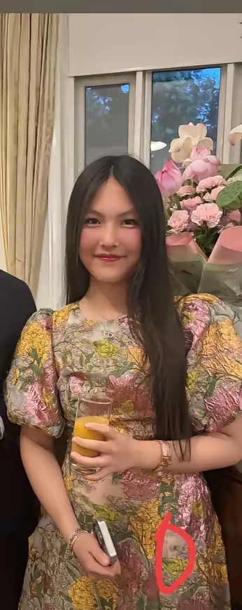 王诗龄伦敦这组照片，我刷到的时候真愣了下。15岁的小姑娘，穿的裙子确实扎眼，一看