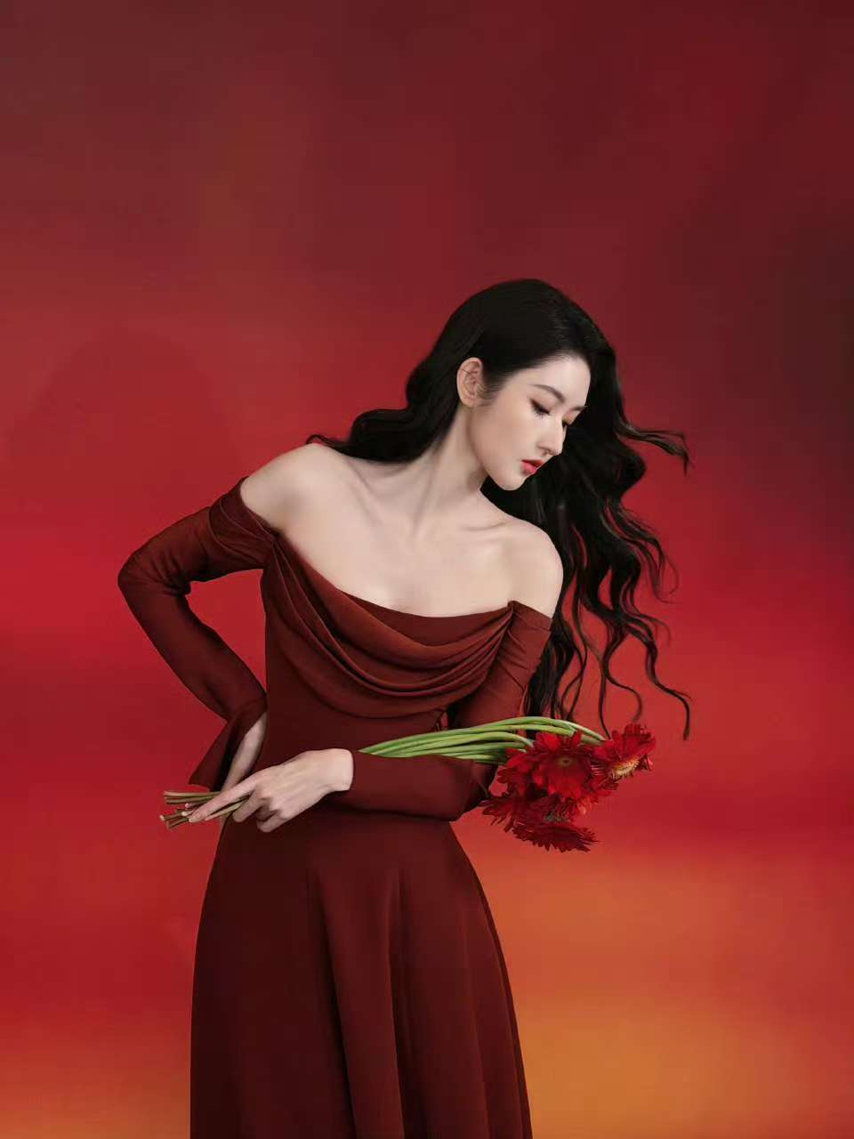 王玉雯烈焰红裙大波浪这还是我认识的王玉雯吗王姐好美 