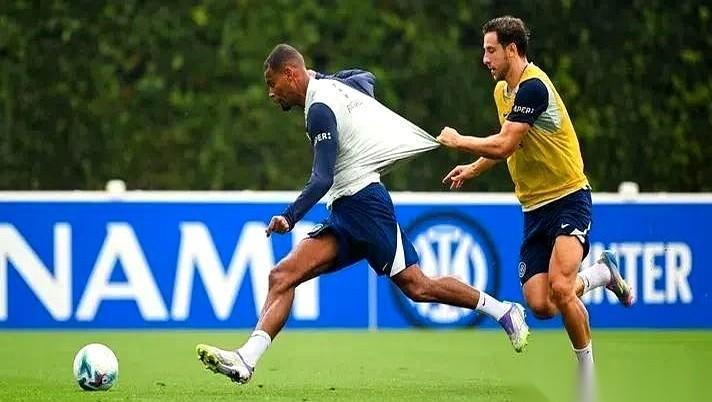 打科莫这比赛，说白了，教练脑子里就两件事儿在打架。
一个是右边。迪乌夫这小伙子最