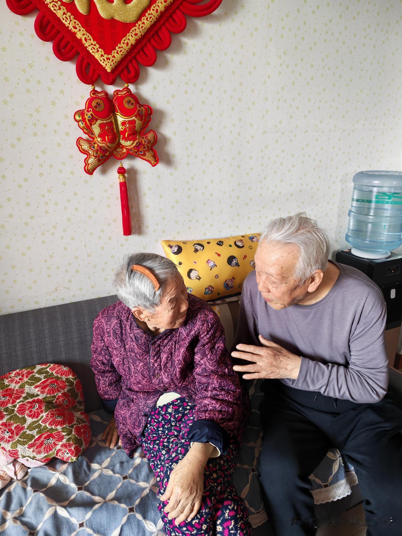 今天来养老院陪爸妈。

这几天天气都很暖和，我一直在跟老妈商量，要不要找服务员给