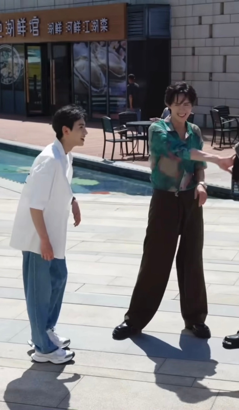 夏天周而复始，NA来袭，姜小帅登场～😭我一直哭。如果你知道我妈妈回无锡拍物料了