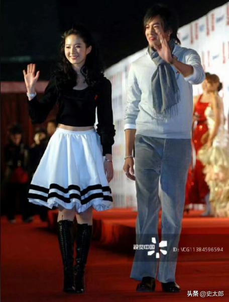 2005 年上海 MTV 超级盛典，何润东与刘亦菲并肩同行，全程把她错认成黄圣依