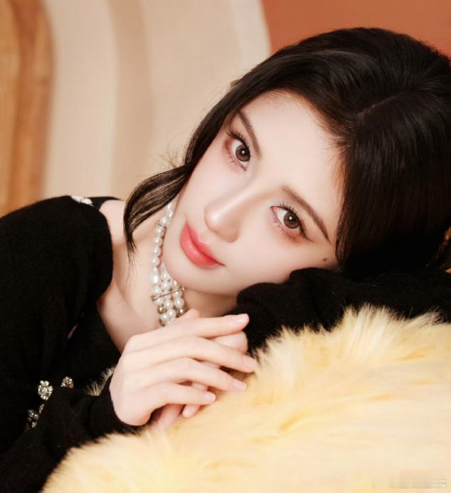 现在的娱乐八卦圈确实太清静了，连不算太火的流量明星鞠婧祎与不太火的老东家丝芭传媒