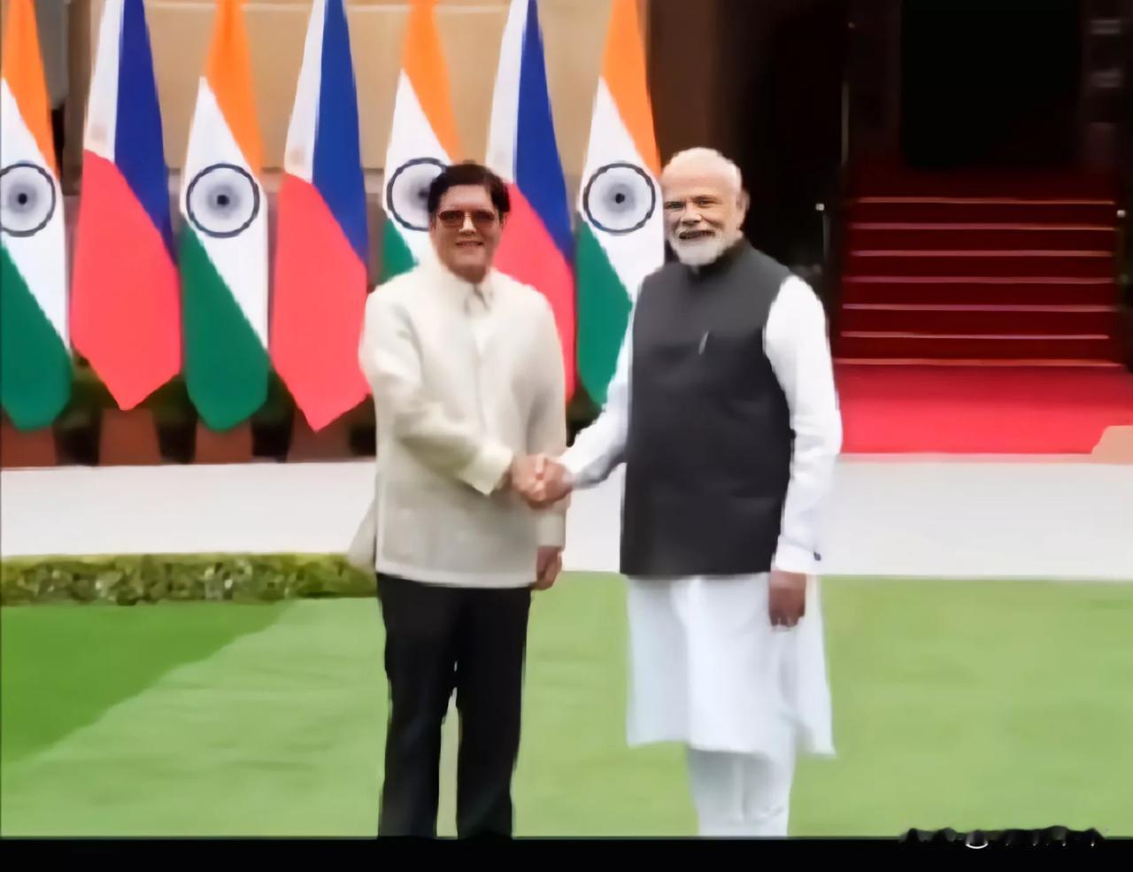 在国际外交中，无论是元首会见还是政府首脑会见，大多数领袖皆身穿西装，这已经是默认