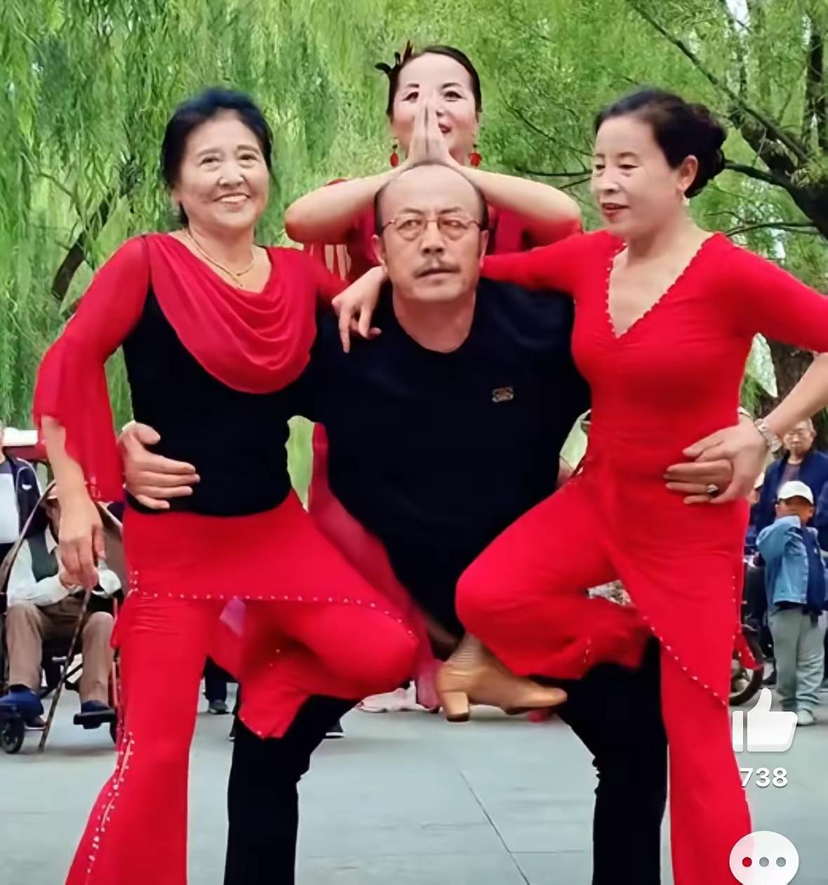 我都看过好几个大爷被压趴下了[大笑]这大爷不信邪，非要以身试趴[大笑]