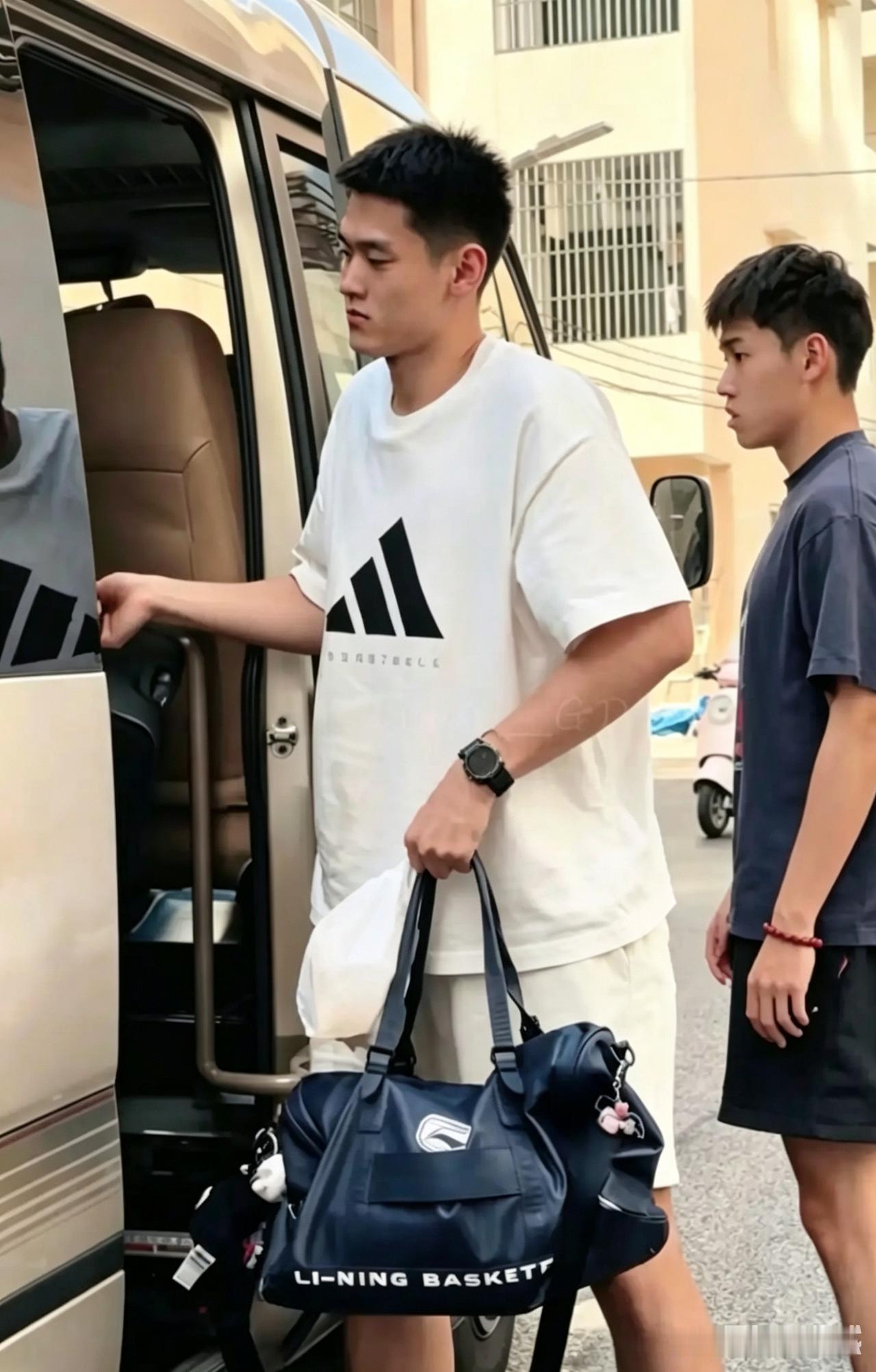 广东宏远U21功勋们归队！

昨天，刚打完U21的杨溢，王洪泽，陈家政从四川回到