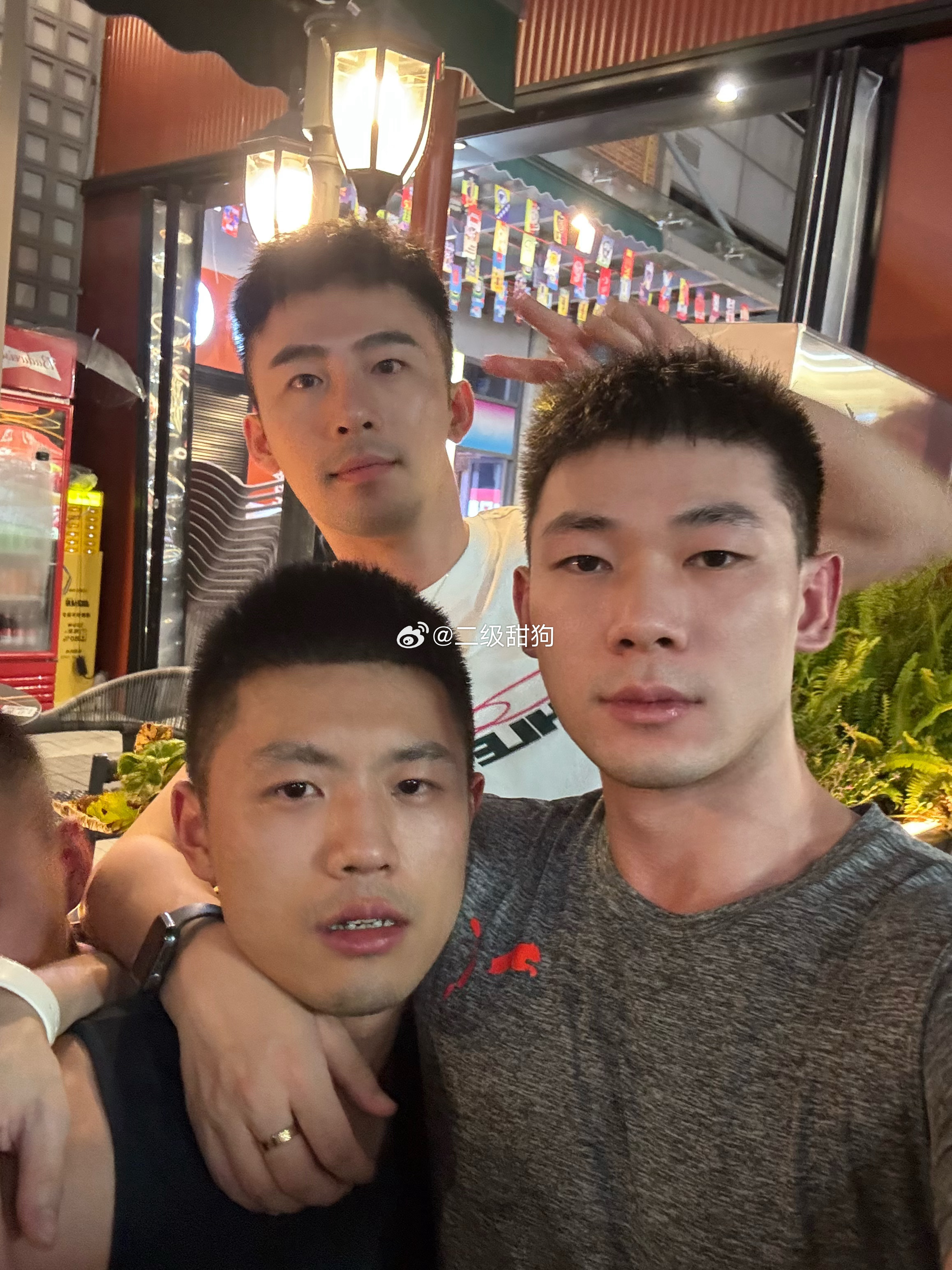 喝了一点点酒脸有点红红嘟 