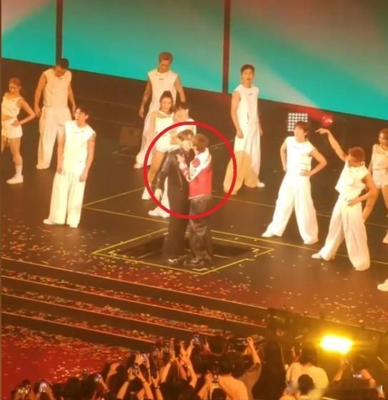 羅志祥香港紅館開唱突襲親吻姜濤！30週年演唱會上演「男男初吻」全場暴動羅志祥姜濤