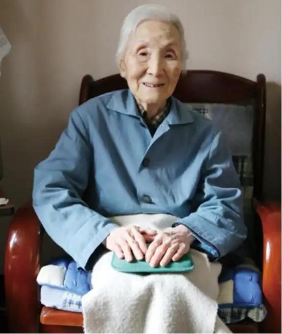 2007年，钱学森96岁大寿之际，寿宴现场高朋满座，忽然，钱学森看到角落中正坐着