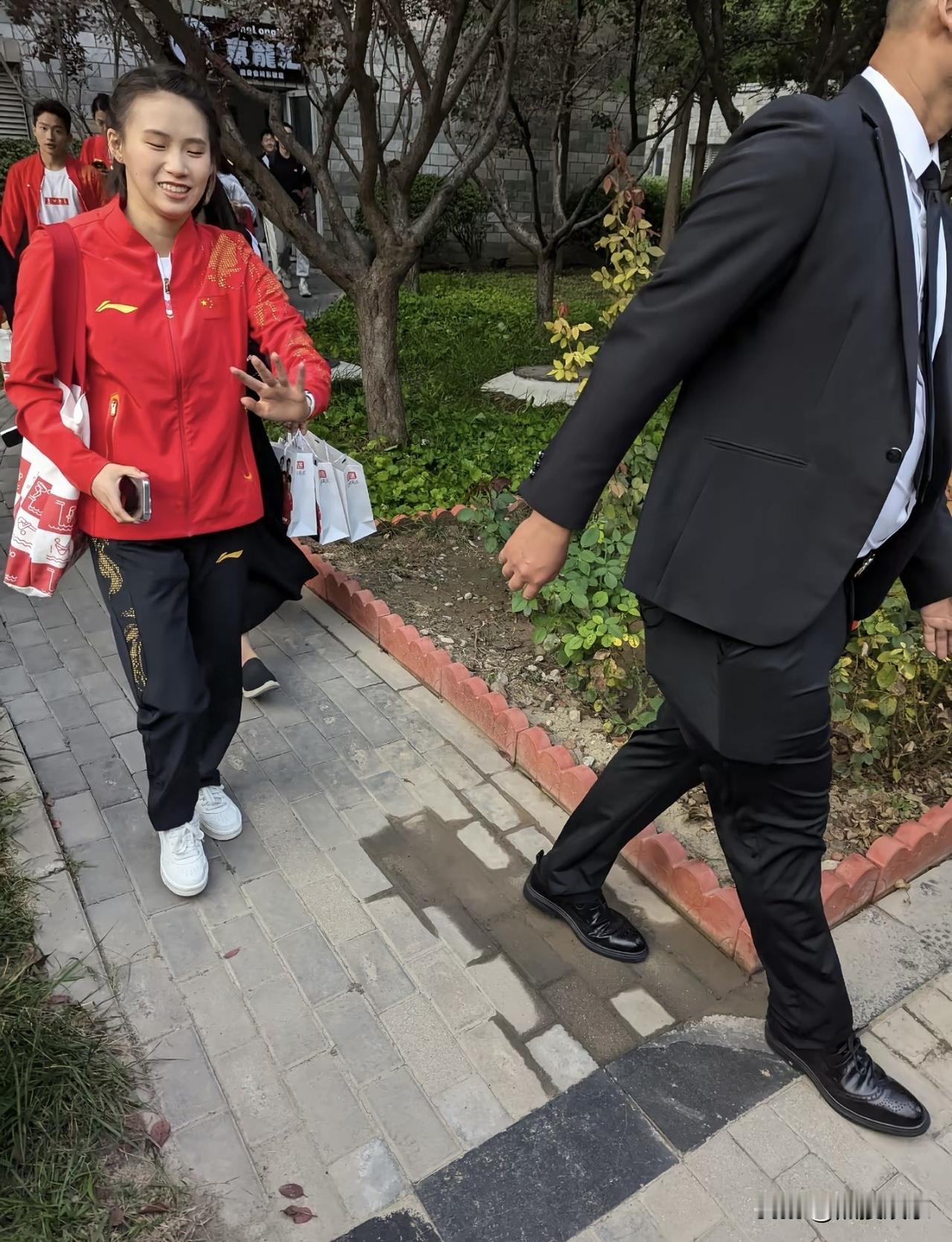 4月21日
有粉丝偶遇陈芋汐
她本人瘦瘦的小小的，看着状态真不错，这个小姑娘内心