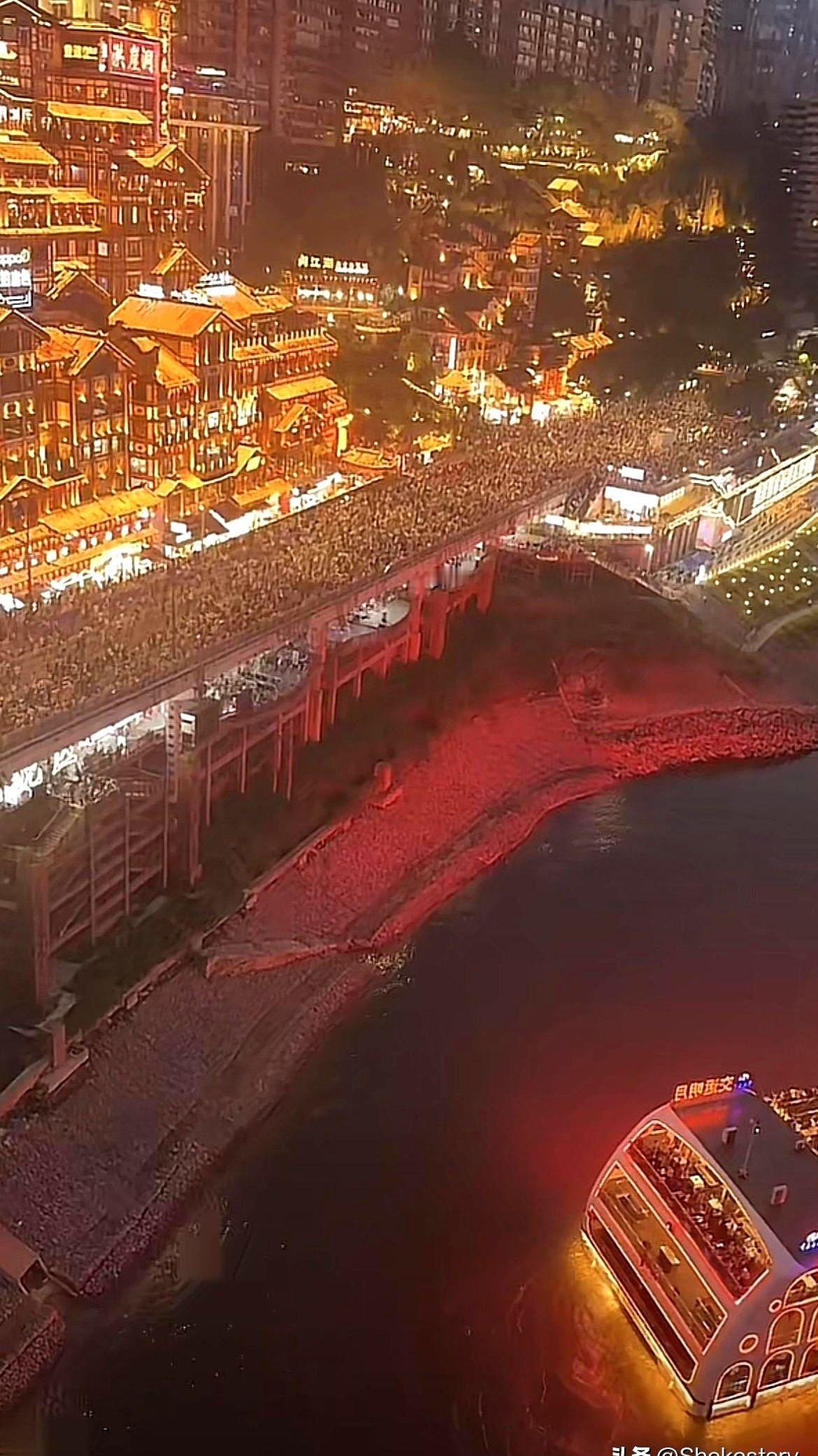 五一小长假重庆洪崖洞的人流跟武汉长江大桥上面👆的人流！
对比🆚一下还是重庆的