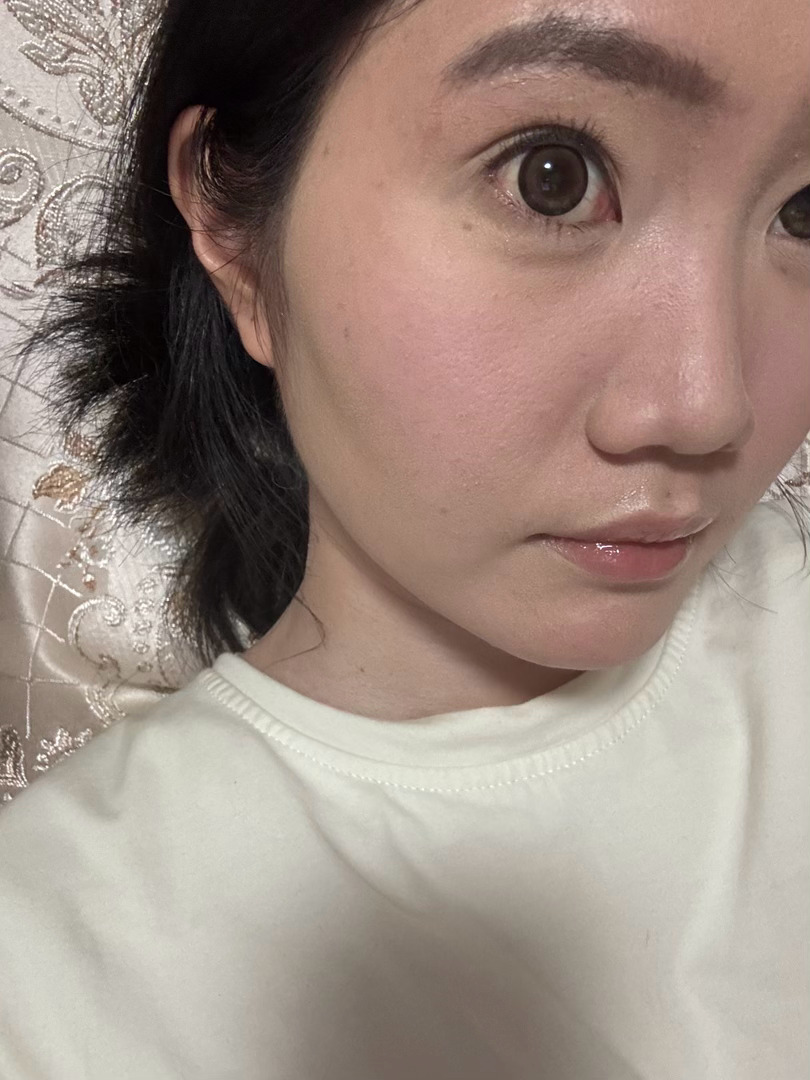 豆乳很淡很淡很淡 腮红鼻影都可完成我感觉有点飞粉 那几个打底色都美妙 