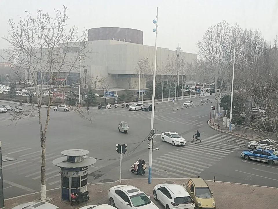 马上过年了，沂州路与银雀山路交汇处人并不是很多。老忙了一天，望着窗外，感慨颇多—