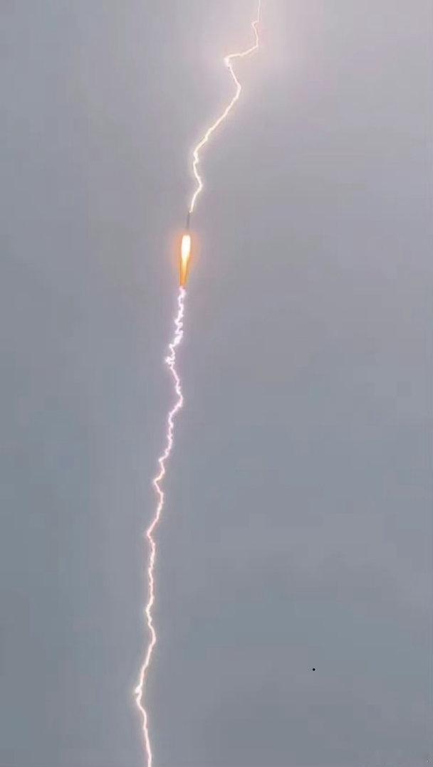 我们的火箭发射遇到雷击，这是超凡入神之象。代表着一飞冲天，直达雷霆。见到的缘友，