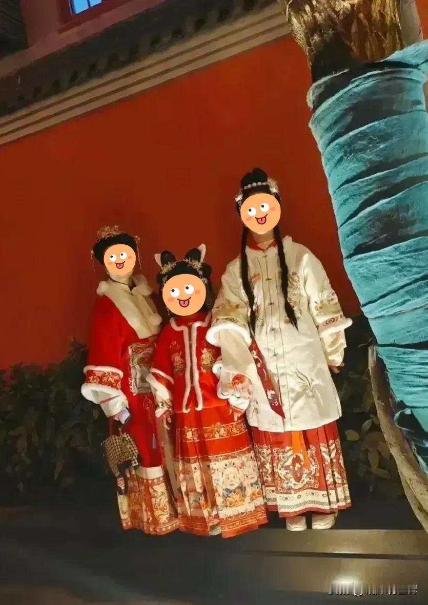 真是成也萧何败也萧何！
因为马面裙质感垂坠感很重要
而这也变成了很多人穿上去不好