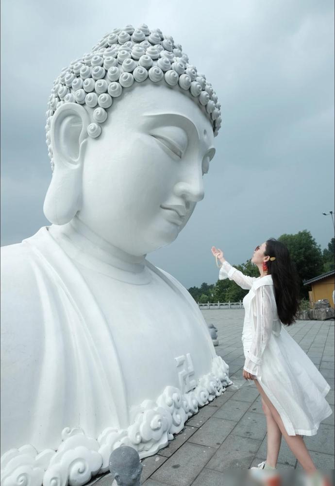 你明知那是火坑，却在算计火里的温度。

微信拉黑又躺回列表，枕头哭湿了又干，最后