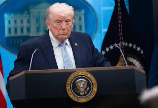 特朗普又开始整活了，他在白宫当着媒体的面就放了个大招，说美伊这周末可能要再谈一谈