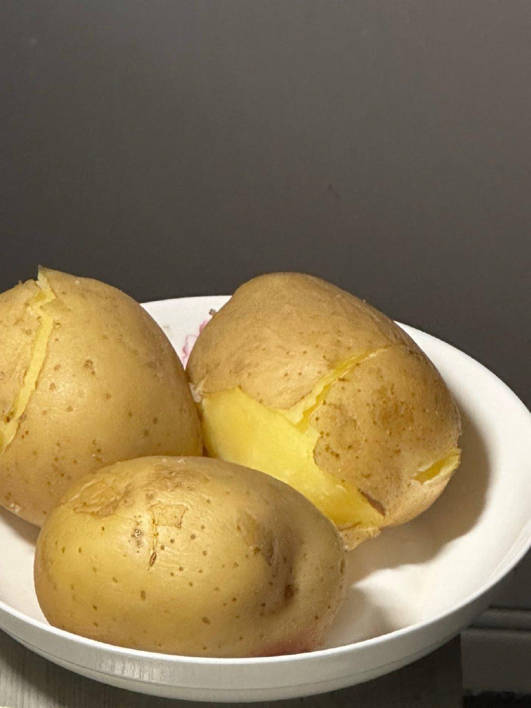 都说蒸土豆减脂 含钾量高我来搞下吃一天如何这个水我先来试有微波炉就行，直接把土豆