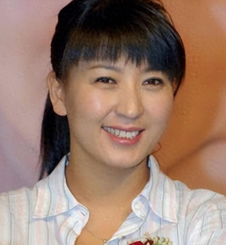 闫学晶的话并无太大的问题，但她这次触发了普通大众对社会分配不公的愤怒！
 
在很