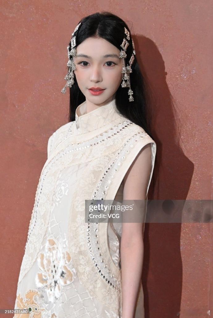 #易梦玲Mai合照#  易梦玲真是中式大美人，G 社图美翻。十月状态绝佳，新中式