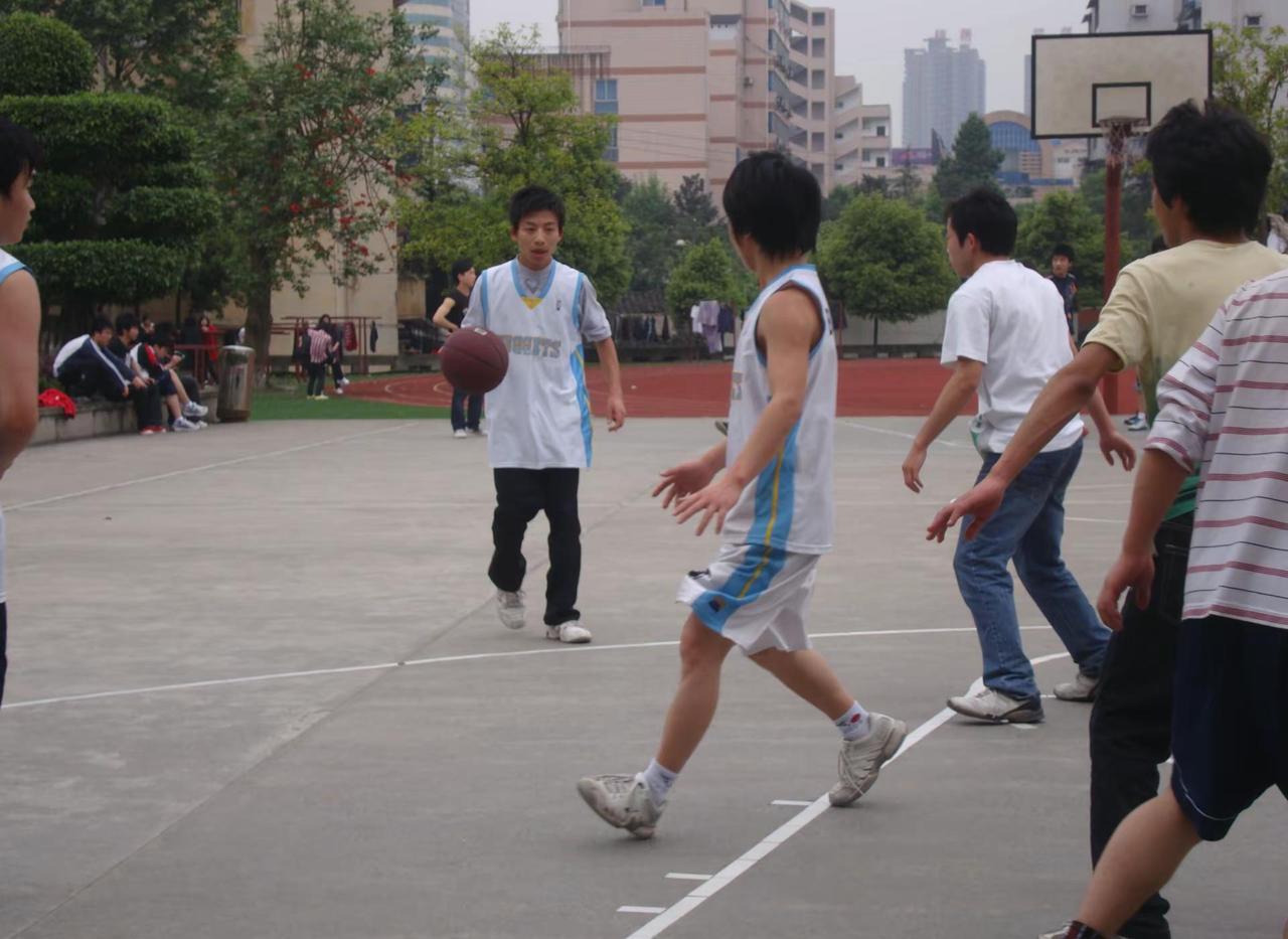 当年在重庆铜梁当实习老师的我们。好怀念当年一起穿上西装装成熟，学着当老师。实习空
