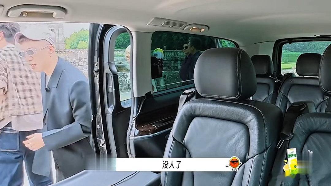 刘宇宁被粉丝老公喊话刘宇宁录制《地球超新鲜》转场偶遇有趣应援，有男士主动喊话，替